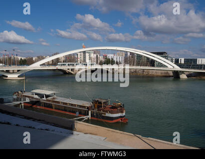 Die Brücke Raymond Barre, Straßenbahnlinie, Bezirk des Zusammenströmens, Lyon, Frankreich. Stockfoto