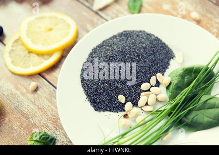 Nahaufnahme von geschälten Erdnüssen, Grüns und Chia-Samen Stockfoto