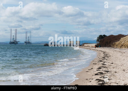 Blick auf Bohrinseln Cromarty Firth von Nigg Strand Stockfoto