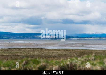 Blick auf Bohrinsel und Berge im Hintergrund bei Nigg Stockfoto