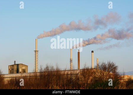 Einmal eine stark industrialisierte Gegend mit chemischen Werke erstreckt sich von West Bank in Widnes zum Kraftwerk. Stockfoto