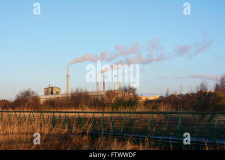 Einmal eine stark industrialisierte Gegend mit chemischen Werke erstreckt sich von West Bank in Widnes zum Kraftwerk. Stockfoto