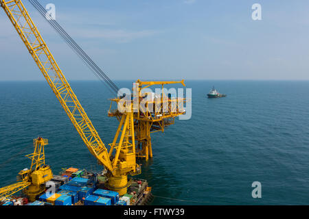 Luftaufnahme der Bohrinsel und Kran Lastkahn während der Installationsphase Stockfoto