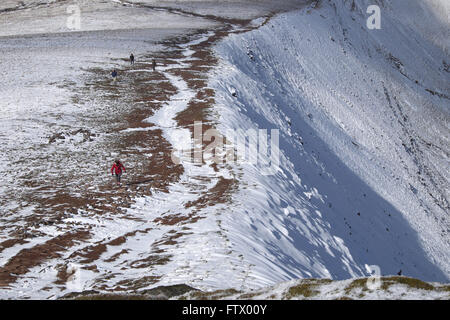 Brecon Beacons Wales Wanderer besteigen einen verschneiten Grat im März Überschrift Pen-Y-Fan Stockfoto