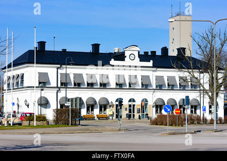 Karlskrona, Schweden - 27. März 2016: Der Bahnhof in der Stadt wie auf der anderen Straßenseite an der Vorderseite aus gesehen. Weißes Gebäude Stockfoto