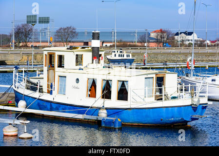 Karlskrona, Schweden - 27. März 2016: Kleine Miniatur-Kopie eines Bootes auf die ursprüngliche Boot in der Marina der Stadt platziert. Stockfoto