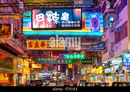 Zeichen erhellen die Nacht in Kowloon, Hongkong. Stockfoto