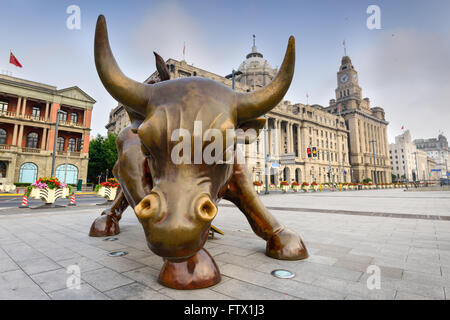 SHANGHAI, CHINA - 19. Juni 2014: Der Bund Stier Skulptur am Morgen. Die Arbeit wurde im Jahr 2010 vorgestellt. Stockfoto