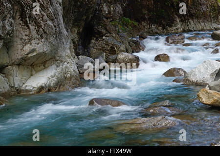 Ein Schnee-fed New Zealand Strom fließt durch Arthurs Pass im Süden der Insel Stockfoto