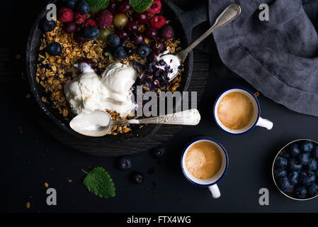 Müsli und Kaffee zum Frühstück Stockfoto