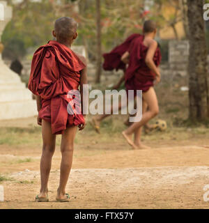 Links, - RPS-Ausstellung. An einem Samstagnachmittag dürfen die Novizen Fußball rund um die Stupas zu spielen. Stockfoto