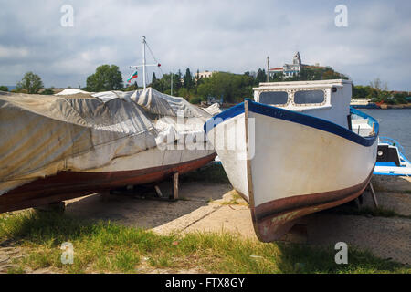 Boote am Ufer an den Rand des Wassers. Close-up verwitterte alte Boote an Land gezogen. Selektiven Fokus. Stockfoto