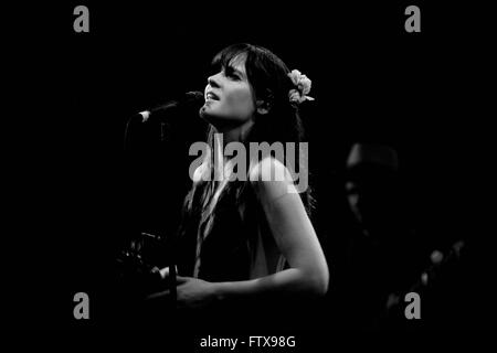 BARCELONA - 25 APR: Zooey Deschanel, Hollywood-Schauspielerin und Sängerin mit ihrer Band sie & ihn bei Apolo führt. Stockfoto