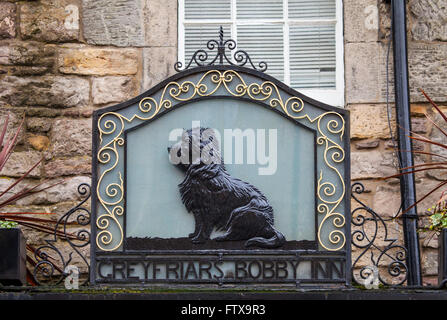 EDINBURGH, Schottland - 9. März 2016: Das Schild über der Greyfriars Bobby Public House auf Candlemaker Row in Edinburgh, auf 9. M Stockfoto