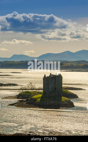 Castle Stalker ist eine viergeschossige Wohnturm oder halten Sie malerisch auf einem Gezeiten-Inselchen auf Loch Laich, einen Einlass ab Loch Linnhie eingestellt Stockfoto