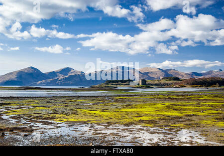 Castle Stalker ist eine viergeschossige Wohnturm oder halten Sie malerisch auf einem Gezeiten-Inselchen auf Loch Laich, einen Einlass ab Loch Linnhie eingestellt Stockfoto