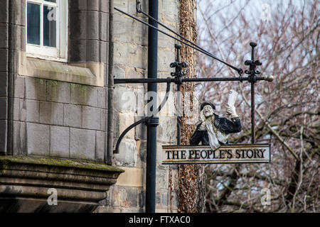 EDINBURGH, Schottland - 9. März 2016: Die Völker Geschichte Museum befindet sich in der historischen Canongate Tolbooth in Edinburgh. Stockfoto