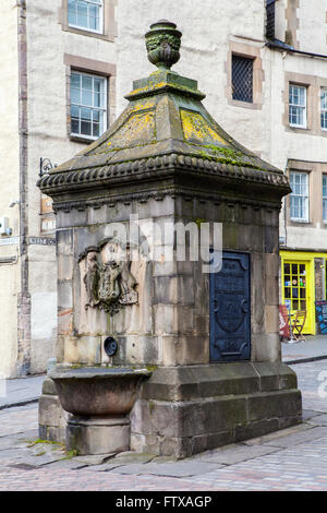 Ein Blick auf den historischen Bogen gut gelegen am Grassmarket in Edinburgh, Schottland. Stockfoto