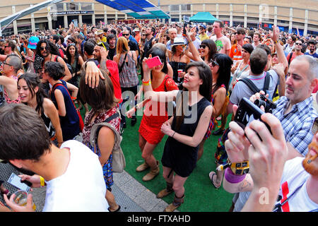 BARCELONA - 12 JUN: Publikum beim Sonar Festival am 12. Juni 2014 in Barcelona, Spanien. Stockfoto