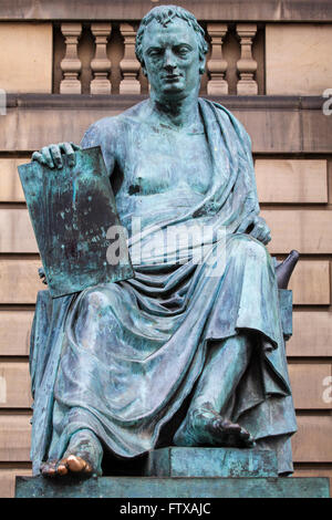 Eine Statue des berühmten schottischen Philosophen David Hume befindet sich entlang der Royal Mile in Edinburgh, Schottland. Stockfoto