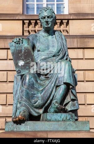 Eine Statue des berühmten schottischen Philosophen David Hume befindet sich entlang der Royal Mile in Edinburgh, Schottland. Stockfoto