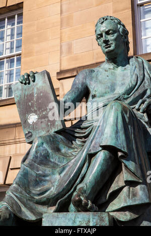 Eine Statue des berühmten schottischen Philosophen David Hume befindet sich entlang der Royal Mile in Edinburgh, Schottland. Stockfoto