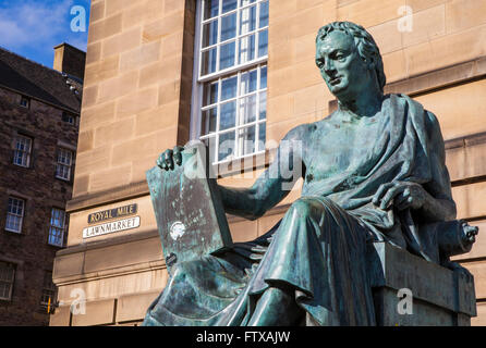 Eine Statue des berühmten schottischen Philosophen David Hume befindet sich entlang der Royal Mile in Edinburgh, Schottland. Stockfoto