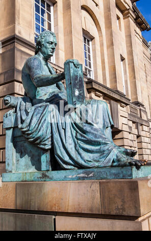 Eine Statue des berühmten schottischen Philosophen David Hume befindet sich entlang der Royal Mile in Edinburgh, Schottland. Stockfoto