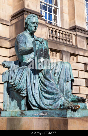 Eine Statue des berühmten schottischen Philosophen David Hume befindet sich entlang der Royal Mile in Edinburgh, Schottland. Stockfoto