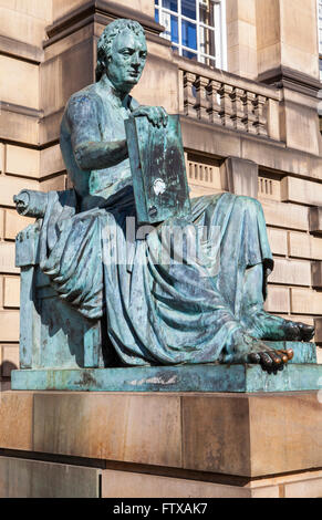 Eine Statue des berühmten schottischen Philosophen David Hume befindet sich entlang der Royal Mile in Edinburgh, Schottland. Stockfoto