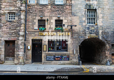 EDINBURGH, Schottland - 9. März 2016: Ein Blick auf die historische Tolbooth Taverne entlang Canongate auf der Royal Mile im Edinb gelegen Stockfoto