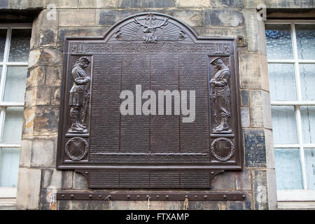 EDINBURGH, Schottland - 10. März 2016: Ein Denkmal auf Canongate Tolbooth in Edinburgh, gewidmet dem Andenken der Männer von th Stockfoto