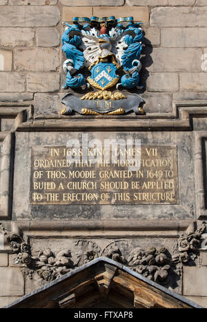 Eine Gedenktafel an der Außenseite der Canongate Kirk in Edinburgh über die Geschichte des Gebäudes. Stockfoto