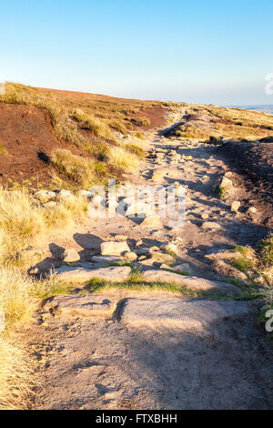 Steinigen Weg auf ein Herbstabend erstreckt sich entlang den Moorland Rändern der Kinder Scout, Derbyshire, Peak District National Park, England, UK Stockfoto