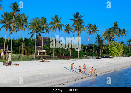 Weißen Sandstrand unter Palmen vor der Residenz-Hotel am Indischen Ozean Sansibar Tansania Stockfoto