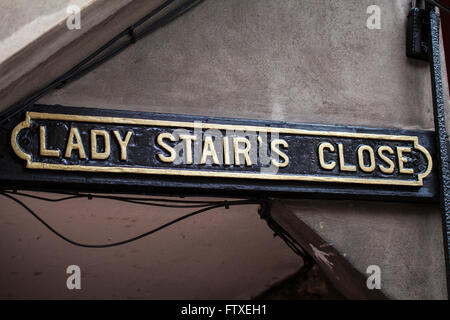 Das Straßenschild für den historischen Lady Treppe schließen befindet sich entlang der Royal Mile in Edinburgh, Schottland. Stockfoto