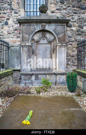 EDINBURGH, Schottland - 12. März 2016: Das Grab des berühmten Schotte Adam Smith im Canongate Kirkyard in Edinburgh, am 12. März Stockfoto