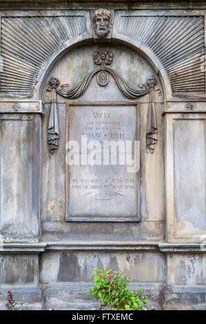 EDINBURGH, Schottland - 12. März 2016: Das Grab des berühmten Schotte Adam Smith im Canongate Kirkyard in Edinburgh, am 12. März Stockfoto