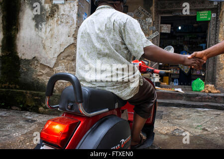 Klassische Vespa-Roller in einem der Stone Town s Labyrinth von engen Gassen, Sansibar, Tansania. Stockfoto