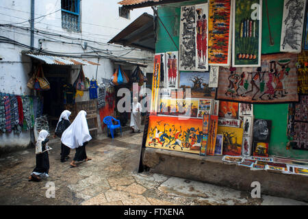 Straßen von Zentrum von Stone Town, Sansibar, Tansania. Läden mit Kunsthandwerk, Gemälde und Bilder. Stockfoto