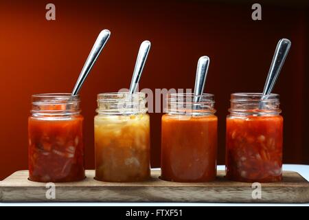 Mexikanisches Essen Dips und Saucen in Flaschen Stockfoto