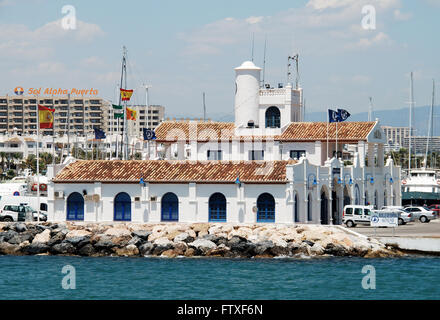 Blick auf das Hafenamt Meister in der Marina Benalmadena, Costa Del Sol, Provinz Malaga, Andalusien, Spanien, Westeuropa. Stockfoto