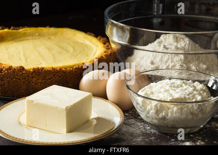 Frisch gebackene Kuchen mit Butter, Mehl und Eiern herum. Hausgemachte Backwaren Hintergrund Stockfoto