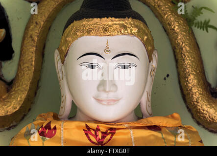 Buddha-Statue, Shwedagon-Pagode, Yangon (Rangoon), Myanmar (Burma) Stockfoto