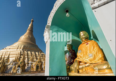 Goldene Stupa nad Buddha-Statue, Shwedagon-Pagode, Yangon (Rangoon), Myanmar (Burma) Stockfoto