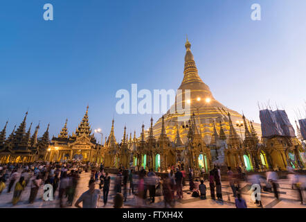 Scharen von Besuchern an der Shwedagon-Pagode in der Nacht, Yangon (Rangoon), Myanmar (Burma) Stockfoto