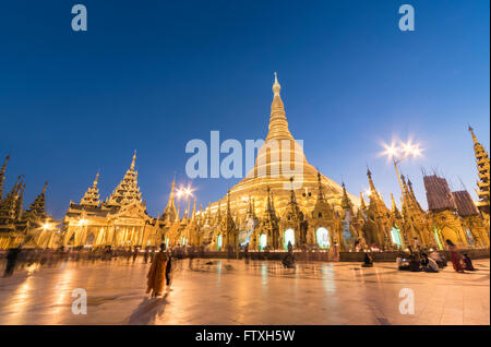 Shwedagon-Pagode in der Nacht, Yangon (Rangoon), Myanmar (Burma) Stockfoto