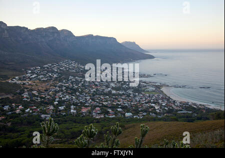 Camps Bay gegen zwölf Apostel gesehen vom Lions Head am frühen Morgen - Cape Town - Südafrika Stockfoto