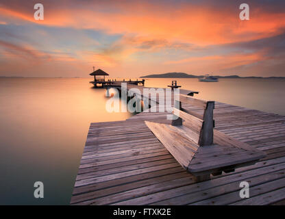 Die Brücke über dem Meer mit einem wunderschönen Sonnenaufgang, Rayong, Thailand Stockfoto