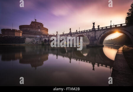 Sonnenaufgang über dem Castel Sant'Angelo und Brücke über den Fluss Tiber, Rom, Italien Stockfoto